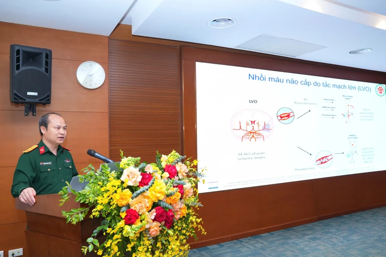 Associate ⁣Professor Dr.Do Duc Thuan⁤ presenting on stroke diagnosis.