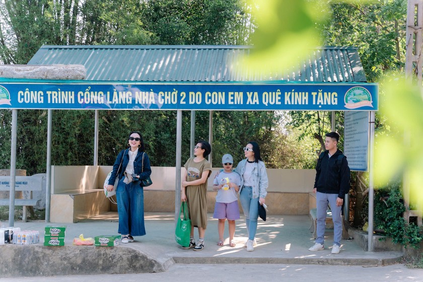 Du khách chờ đò tại cổng làng Hồng Lam.