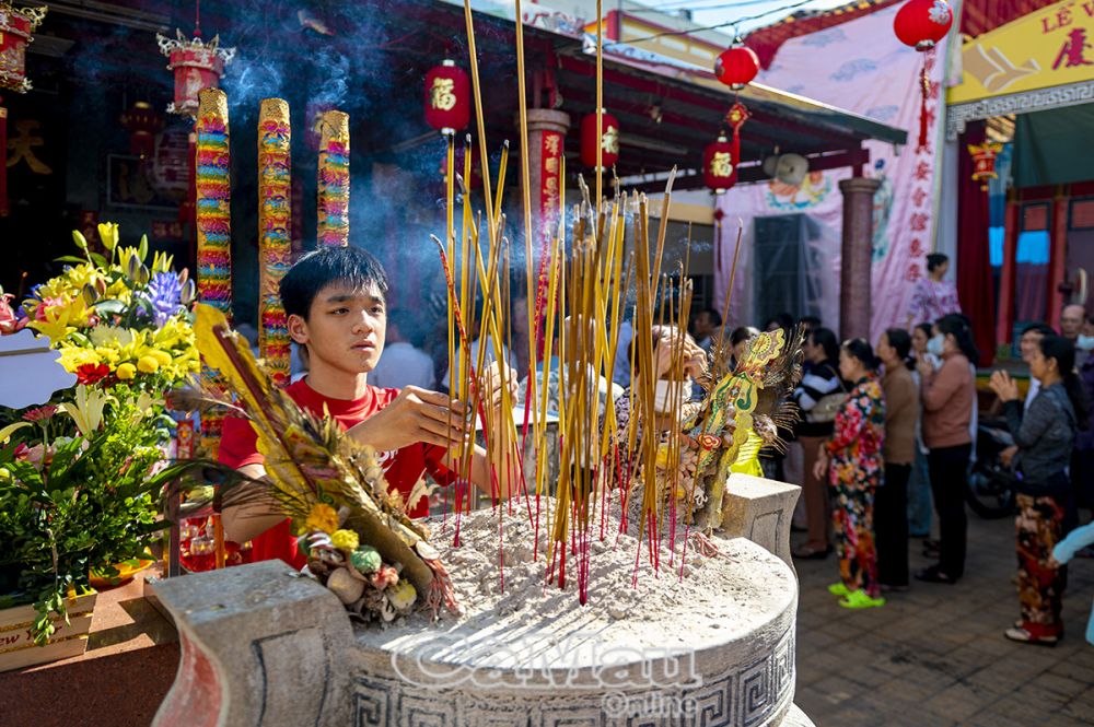 The festival also attracts many young people to make pilgrimages.