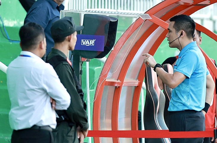 Trọng tài VAR ở V-League có vấn đề? - Ảnh 1.