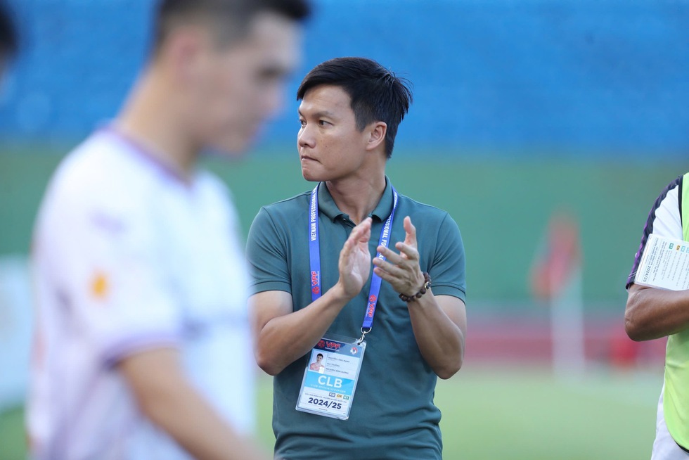 Bình Dương bị CLB Hà Nội nhấn chìm đau đớn: HLV Công Mạnh xin lỗi và từ chức- Ảnh 2.