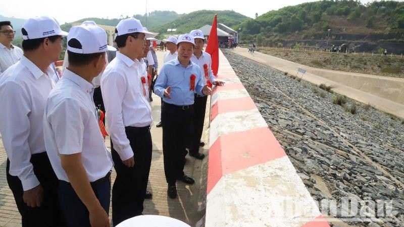 Bộ trưởng Nông nghiệp và Môi trường Đỗ Đức Duy và Bí thư Tỉnh ủy Đắk Lắk Nguyễn Đình Trung kiểm tra công trình trước lễ khánh thành. 