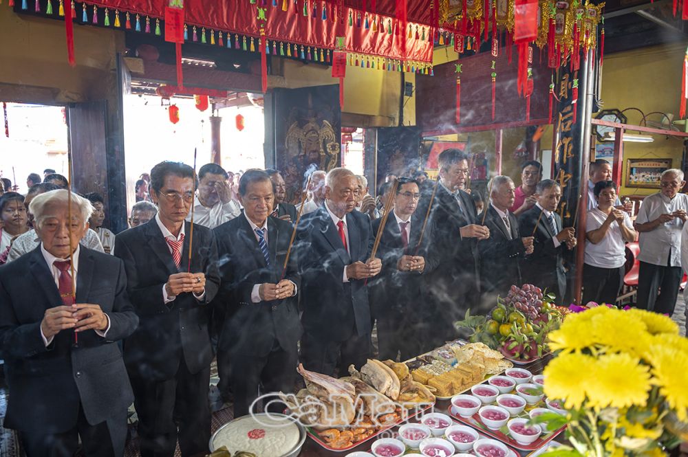 The chief priest in formal attire performed the incense offering ceremony.