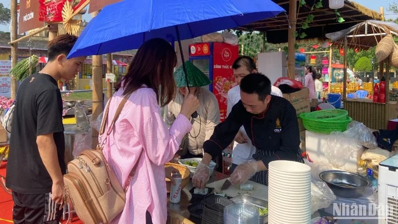 Phở cuốn–sự sáng tạo độc đáo của người Hà Thành ảnh 1