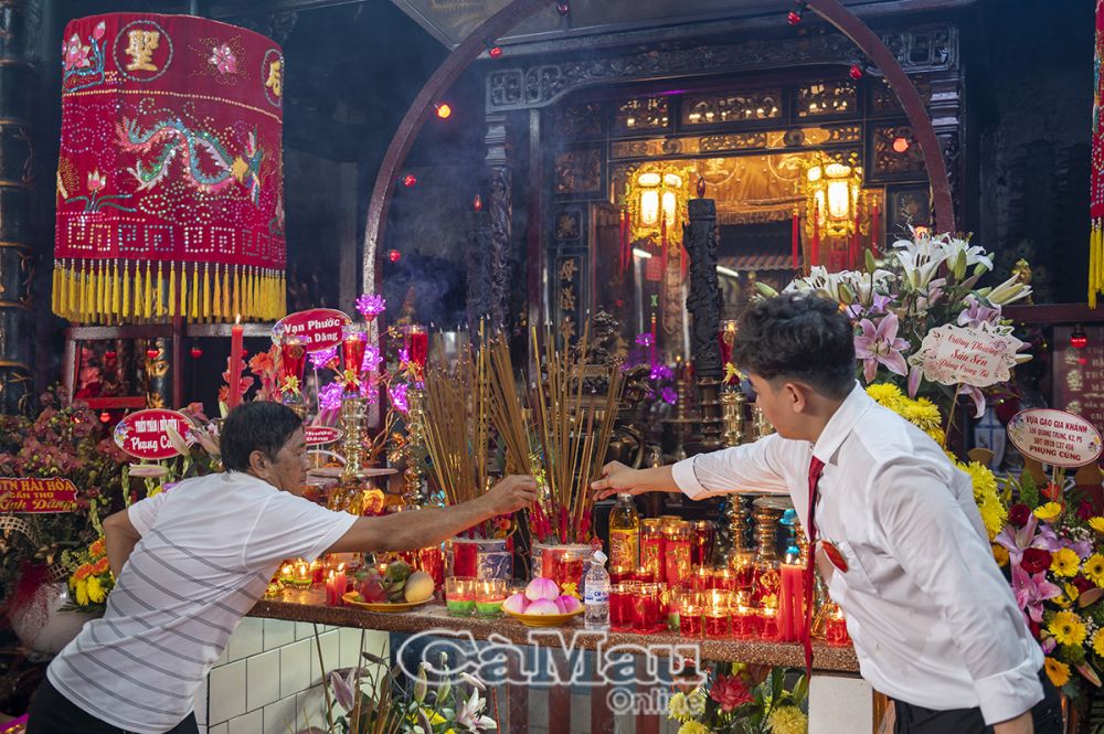 According to Chinese beliefs, burning incense to worship her is a way to send prayers for national peace and prosperity to the gods.