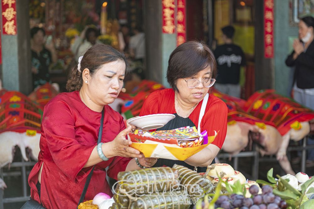 People from everywhere brought many offerings to her with their sincere hearts.