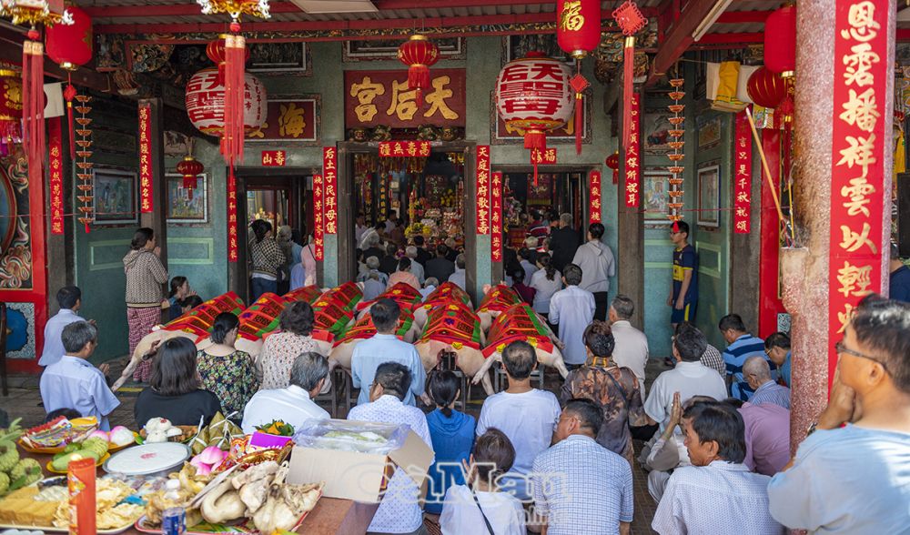 At exactly 8:00 a.m. on the 23rd day of the third lunar month, a large number of people gathered at Ba Pagoda (Ward 2, Ca Mau City) to celebrate the festival of Thien Hau Thanh Mau.