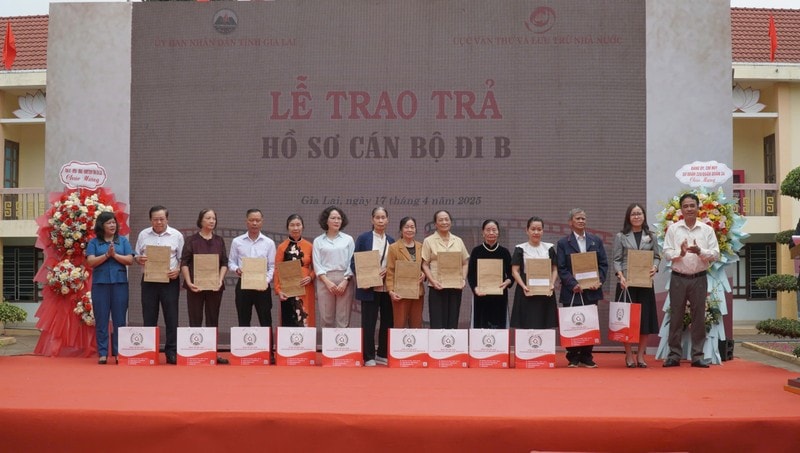 Returning 38 documents and relics to officials and relatives of officials who went to B.