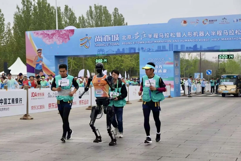 La Chine organise le premier semi-marathon entre robots et humains