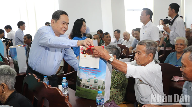 Chủ tịch Quốc hội tiếp xúc cử tri tại Hậu Giang ảnh 5