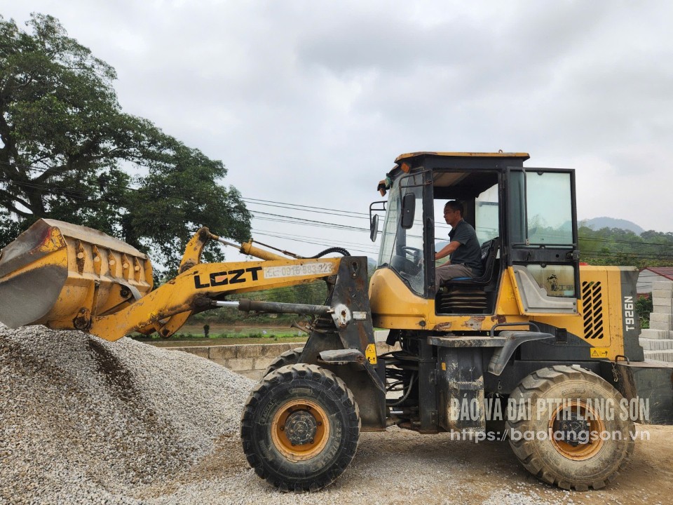 Anh Nam vận chuyển nguyên liệu để sản xuất gạch không nung
