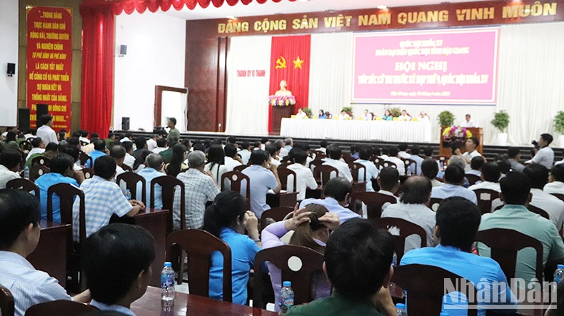 Chủ tịch Quốc hội tiếp xúc cử tri tại Hậu Giang ảnh 2