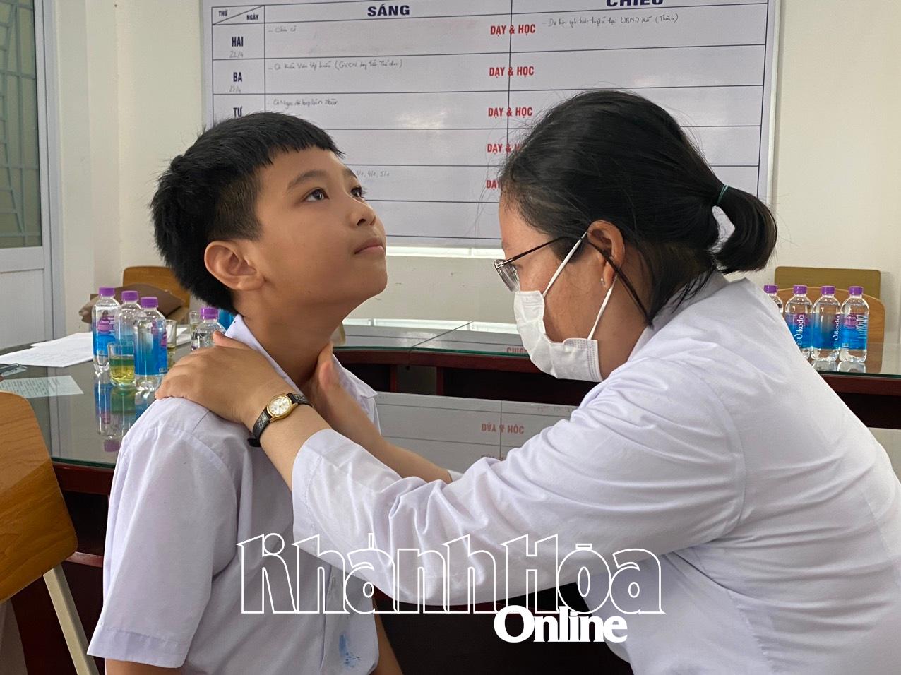 បុគ្គលិក​ពេទ្យ​នៃ​មជ្ឈមណ្ឌល​គ្រប់គ្រង​ជំងឺ​ខេត្ត​បាន​ពិនិត្យ​សិស្ស​ពី​ជំងឺ​ពកក។