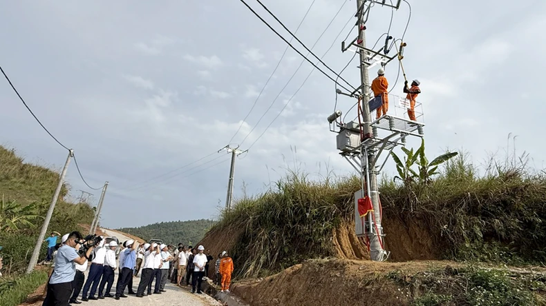 Đưa ánh sáng điện về vùng khó của Lai Châu ảnh 5