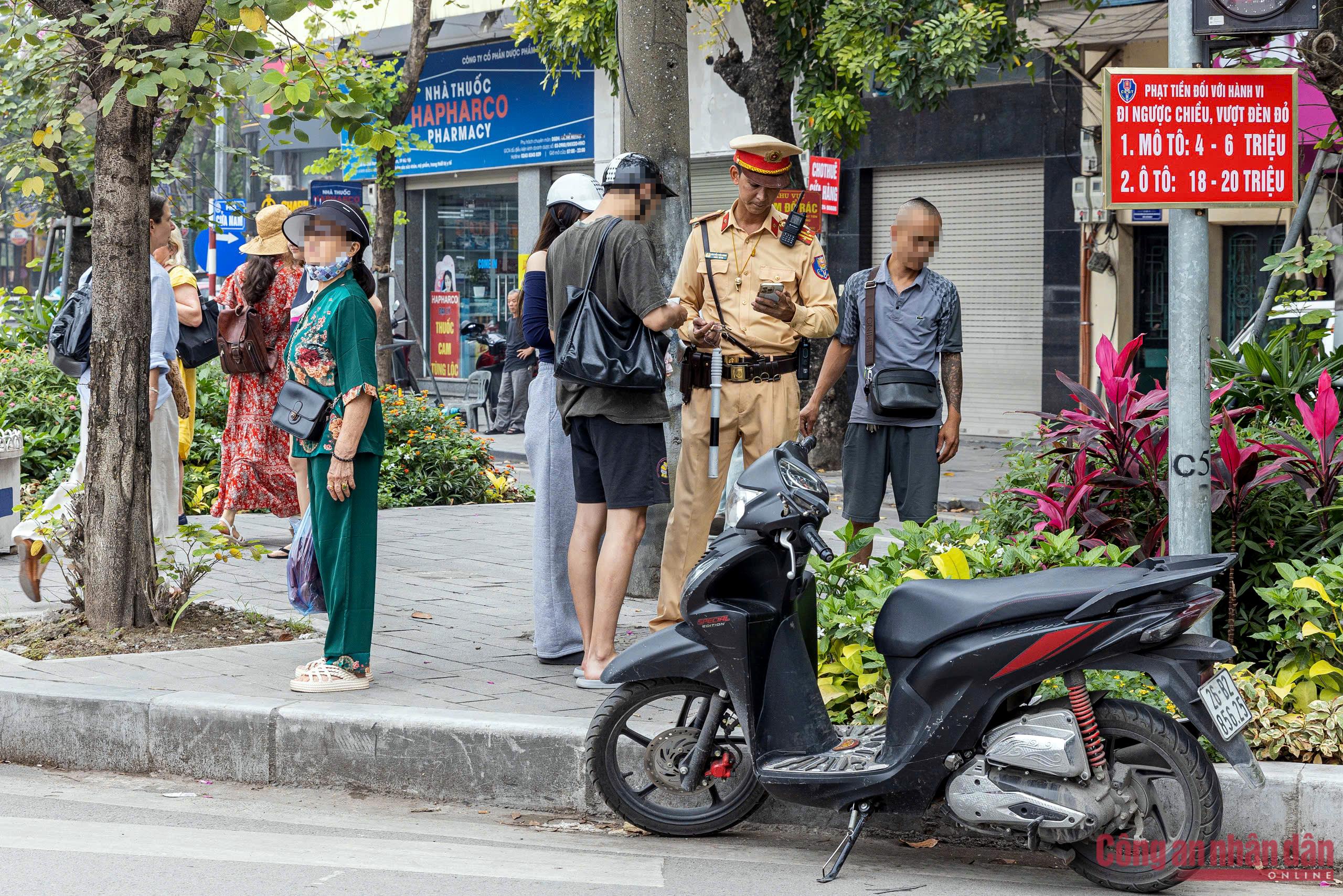 Gérer strictement les actes de conduite à contresens, de conduite de moto sur le trottoir et de grillage des feux rouges -0