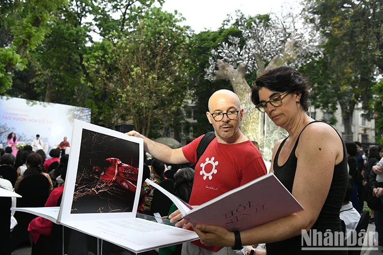 Inauguration du projet d'art public « Revival » au jardin fleuri de Co Tan photo 5
