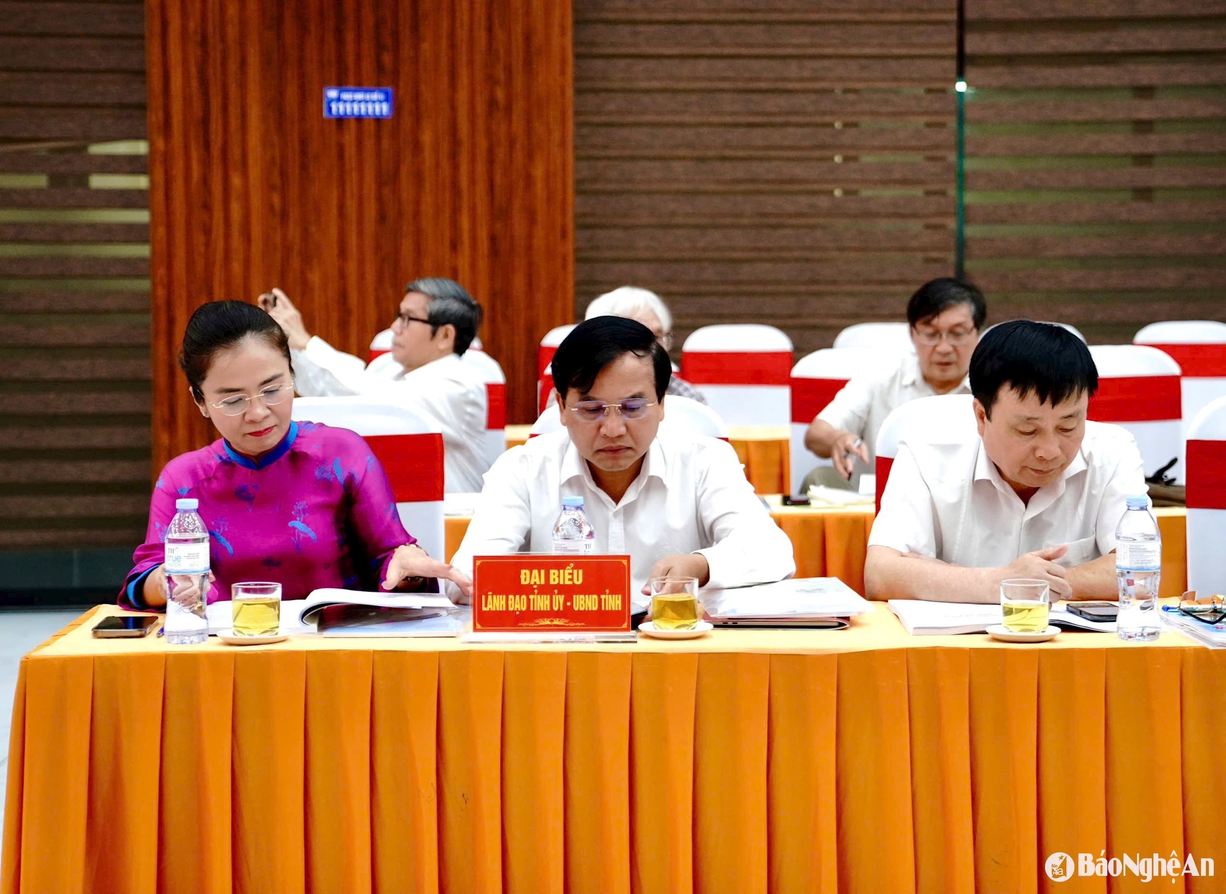 Các đồng chí lãnh đạo tỉnh tham dự Hội thảo. Ảnh: Công Kiên