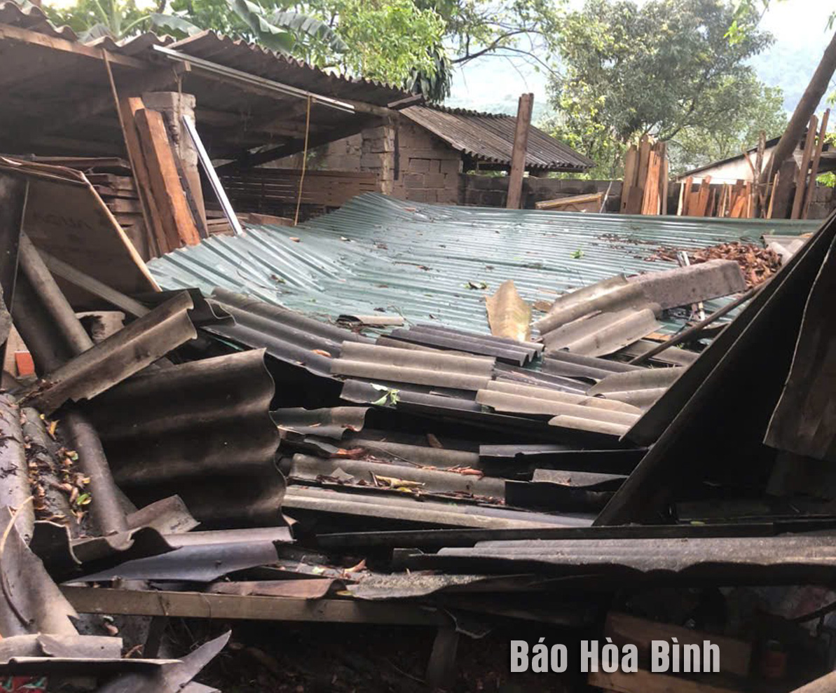 Huyện Đà Bắc: Dông lốc làm tốc mái 17 nhà dân