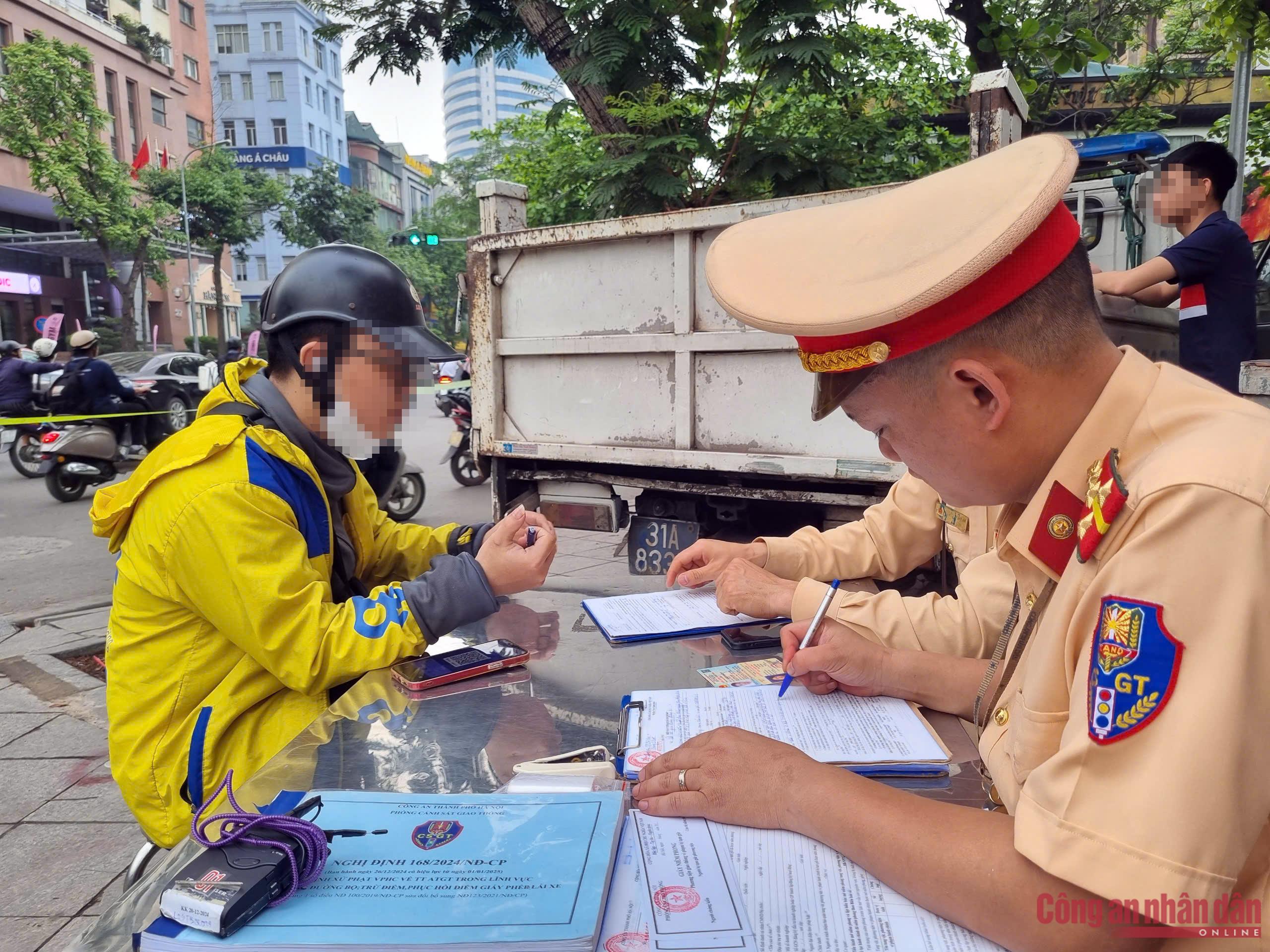 Gérer strictement le comportement consistant à aller à contresens, à conduire des motos sur le trottoir et à griller les feux rouges -2