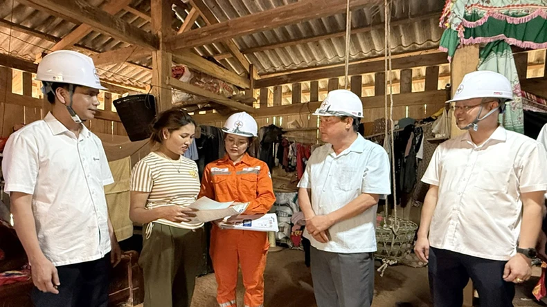 Đưa ánh sáng điện về vùng khó của Lai Châu ảnh 6