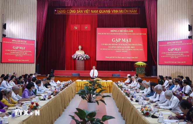 ttxvn-2104-tong-bi-thu-gap-mat-nguoi-co-cong-6.jpg