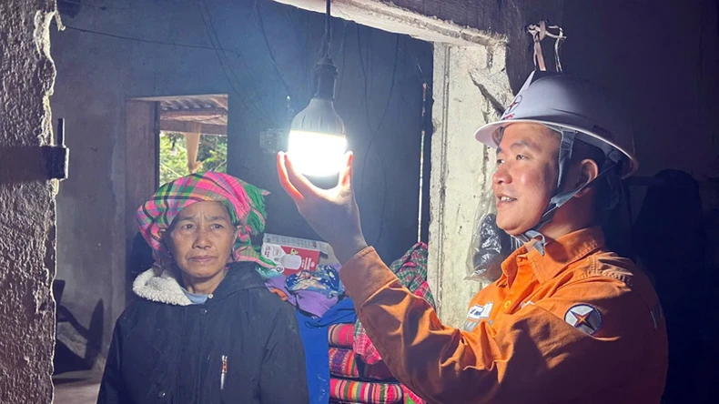 Đưa ánh sáng điện về vùng khó của Lai Châu ảnh 4