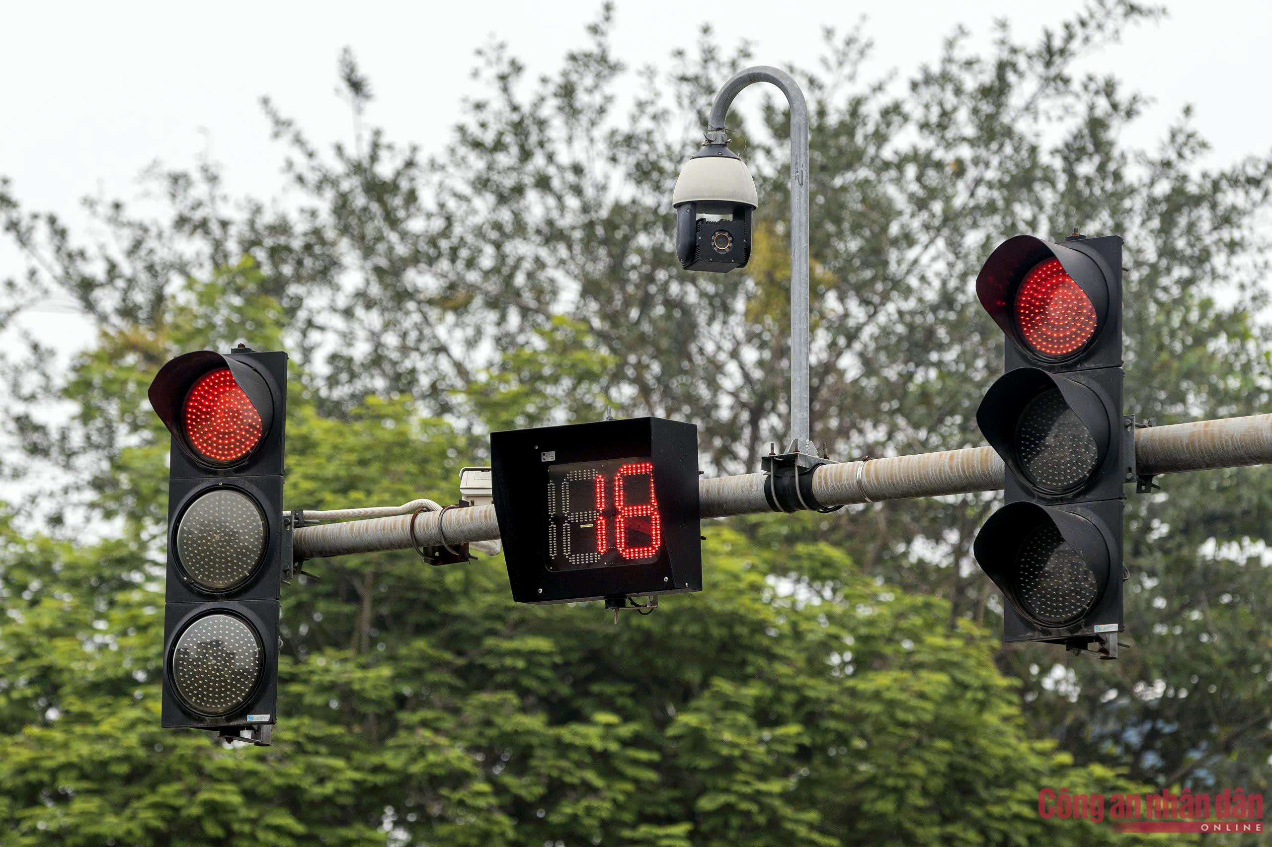 Gérer strictement les actes de conduite à contresens, de conduite de moto sur le trottoir et de grillage des feux rouges -0