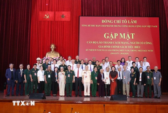 ttxvn-2104-tong-bi-thu-gap-mat-nguoi-co-cong-7.jpg