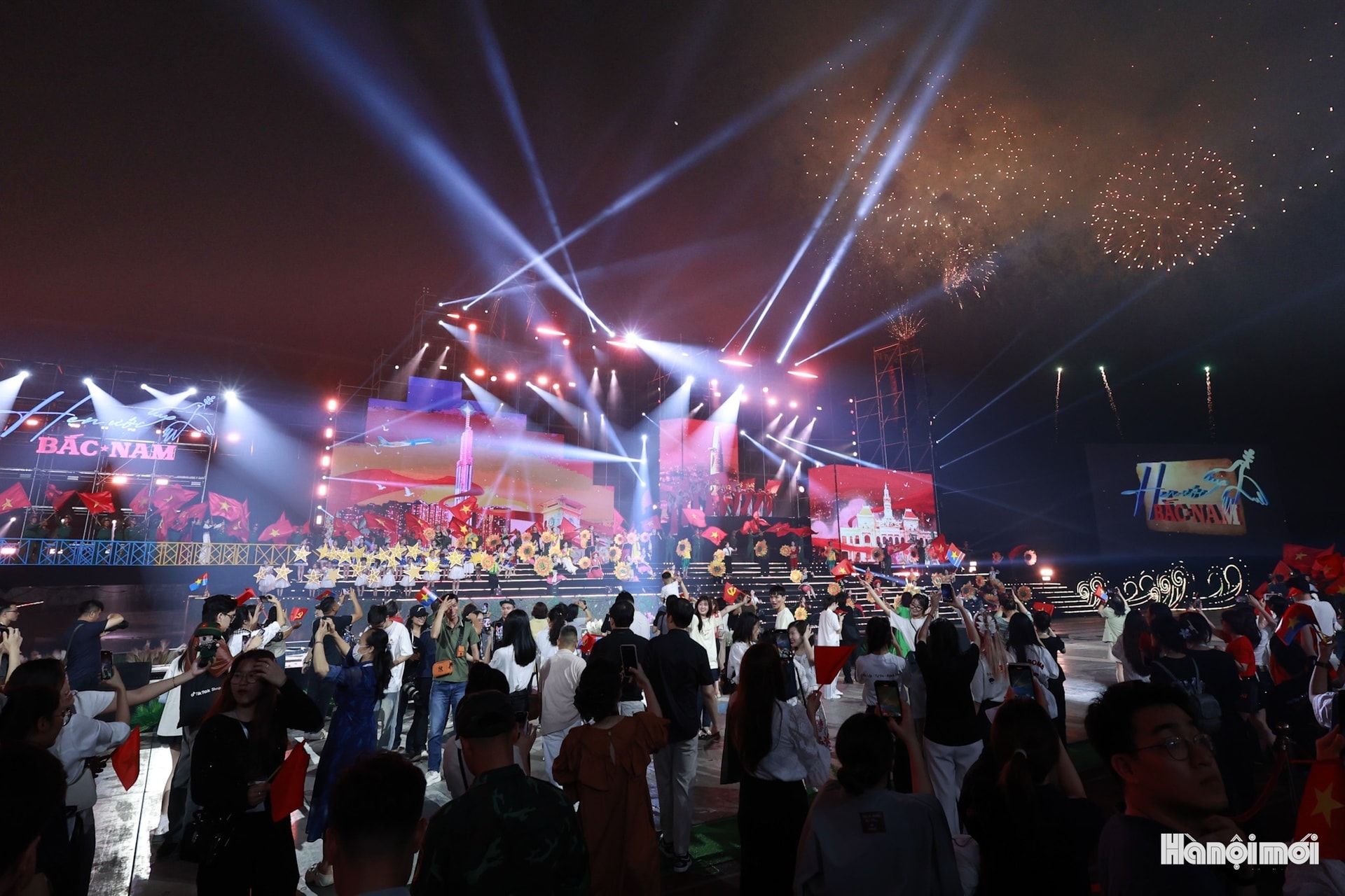 En particular, al final del programa, el público disfrutó de un espectáculo de fuegos artificiales de 15 minutos. Esto es como una bienvenida de la capital, Hanoi, a Ciudad Ho Chi Minh con motivo del 50º aniversario de la Liberación del Sur y el Día de la Reunificación Nacional.