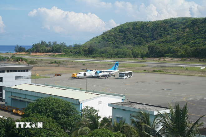 Infrastructure de trafic aérien, l'aéroport de Con Dao dispose d'une piste, d'un décollage et d'un atterrissage de 1 830 m de long, recevant des avions ATR72 et équivalents. (Photo : Huynh Son/VNA)