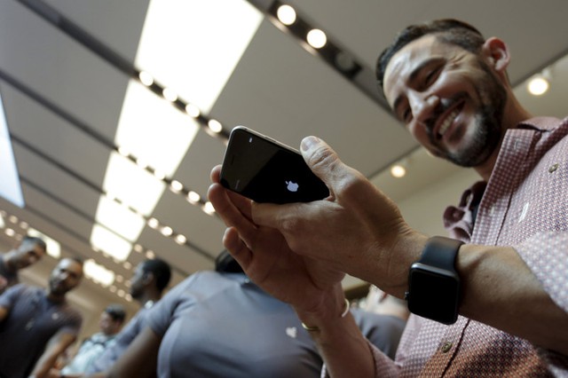 Apple đưa một trong những mẫu iPhone bán chạy nhất thành đồ cổ - Ảnh 1.