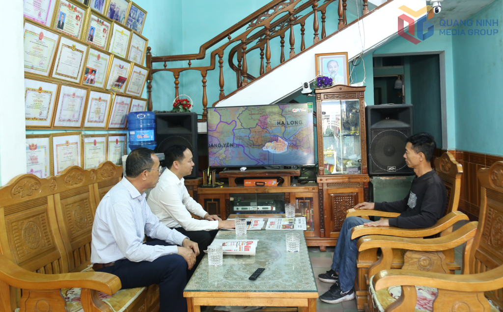 Cán bộ khu phố 8, thị trấn Cái Rồng, huyện Vân Đồn tuyên truyền về phương án thành lập đặc khu Vân Đồn đến cử tri, nhân dân trên địa bàn.