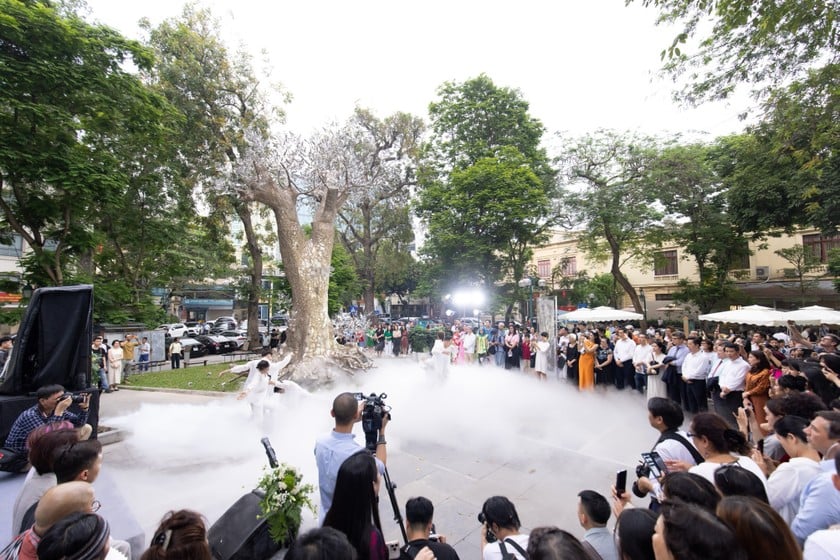 Người dân Hà Nội và du khách thích thú ngắm cây xà cừ độc đáo với cành và lá làm từ thép. (Ảnh T.N)
