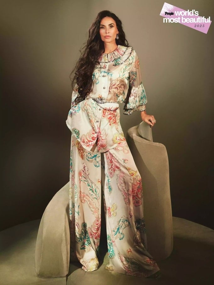 Demi Moore diện cây Chanel trong tạp chí. Ảnh: People