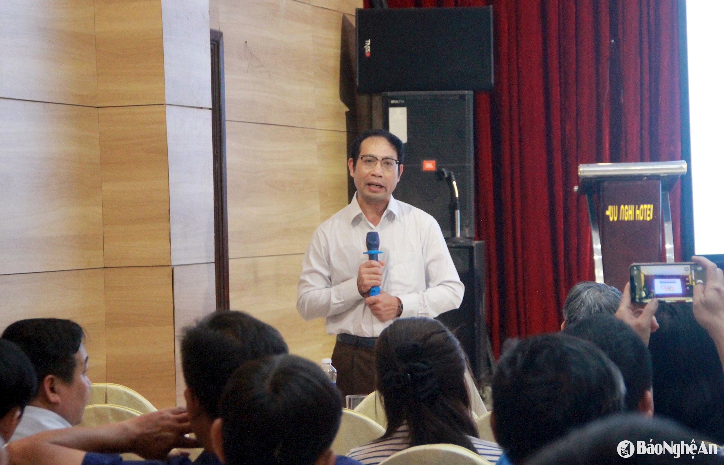 Le Dr Ta Hong Hai, directeur du centre sportif de Ba Dinh, département des sports du Vietnam, enseigne aux étudiants. Photo : Quang An