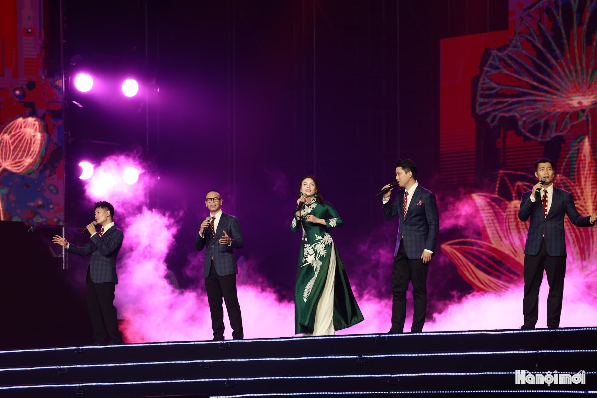 El programa también estableció un récord al reunir a muchas generaciones de artistas y cantantes para actuar, como: el Artista del Pueblo Thanh Hoa, el Artista del Pueblo Tu Long, el Artista del Pueblo Pham Phuong Thao, el Artista Meritorio Hoang Tung, el Artista Meritorio Vu Thang Loi, Do To Hoa, Quoc Thien.