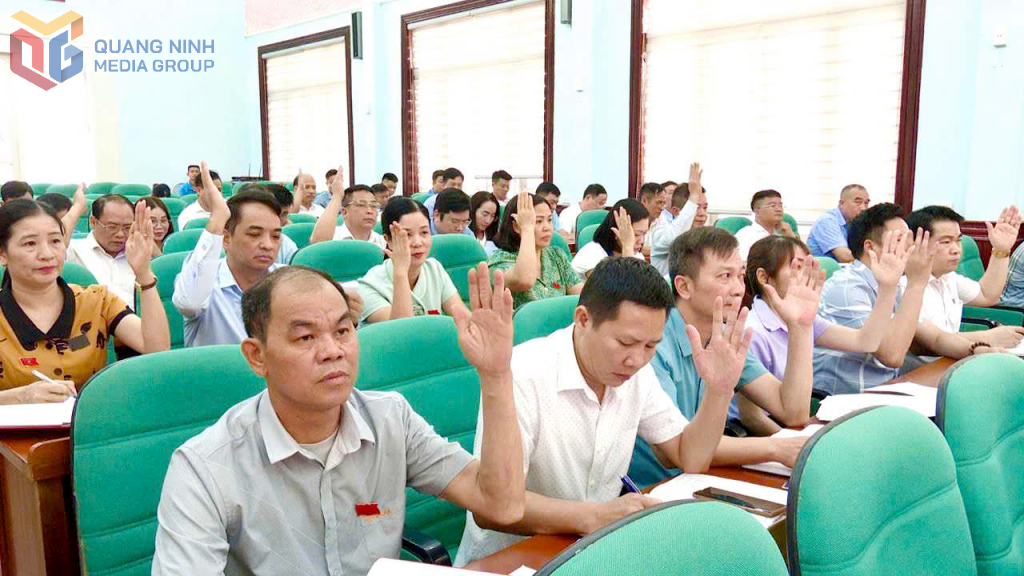 Các đại biểu HĐND huyện Ba Chẽ biểu quyết thông qua Nghị quyết về việc sắp xếp, tổ chức lại đơn vị hành chính cấp xã. Ảnh: Trung tâm TT&VH Ba Chẽ