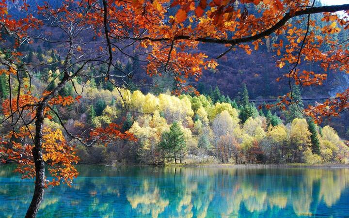 Chengdu attracts tourists with its fresh nature and wonderful resorts..jpg