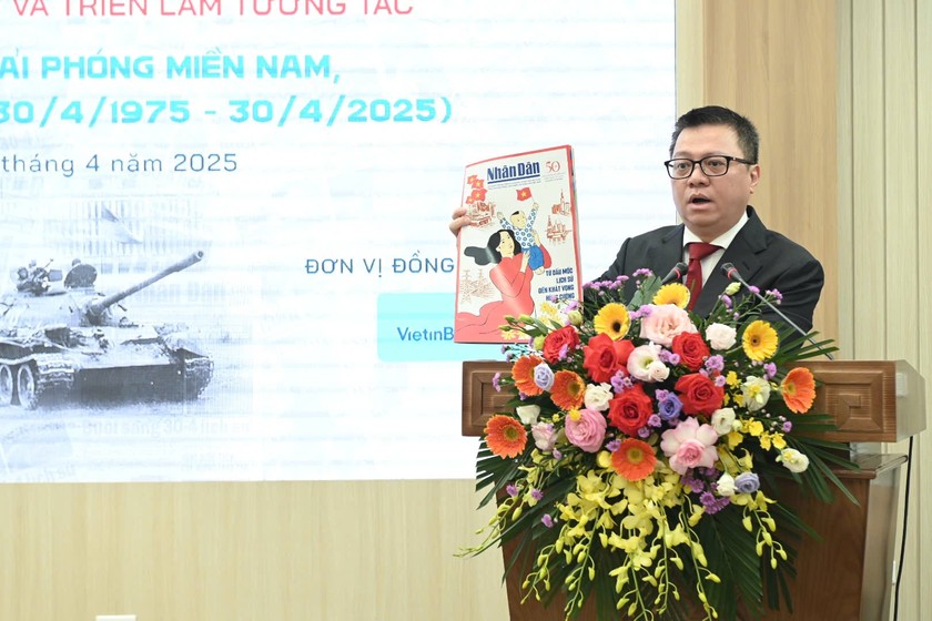 Tổng Biên tập Báo Nhân Dân Lê Quốc Minh giới thiệu đợt thông tin đặc biệt và Triển lãm tương tác. (Ảnh Thế Đại)