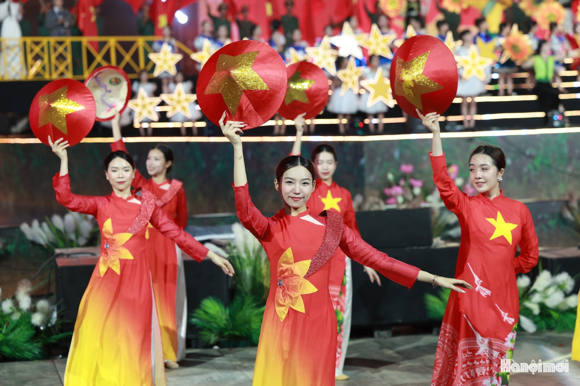 La perfecta conexión de las actuaciones hace que el programa sea como un viaje de regreso a la historia, de regreso a las promesas escritas con la sangre, la juventud, las lágrimas y la lealtad de millones de vietnamitas.