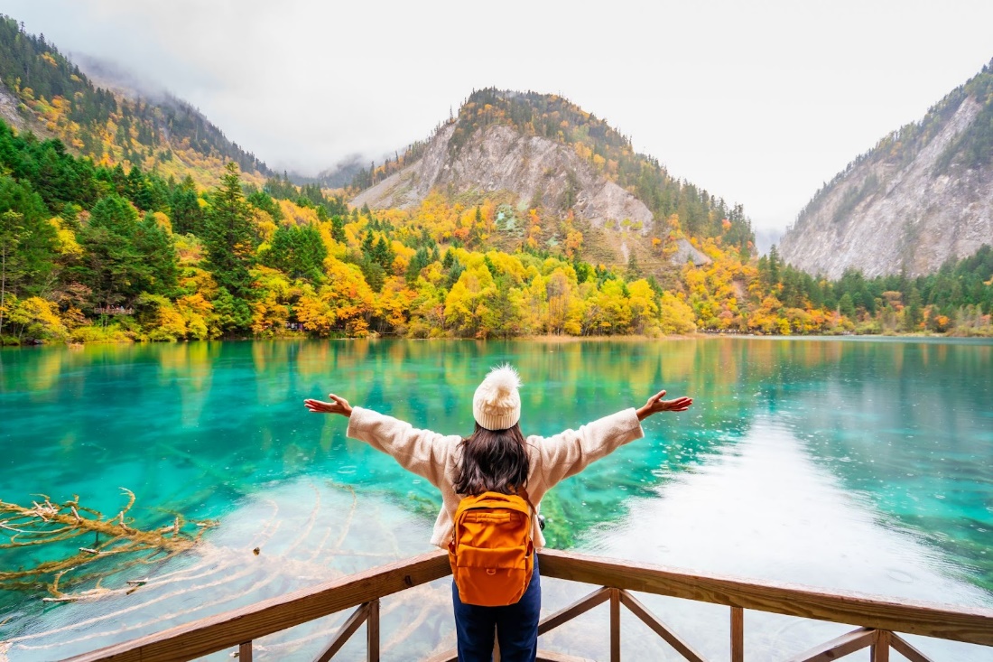 Jiuzhaigou ធ្វើឱ្យអ្នកទស្សនាចាប់អារម្មណ៍ជាមួយនឹងបឹងដែលមានរាងដូចត្បូងថ្មដែលឆ្លុះបញ្ចាំងពីដើមឈើមាសនៅលើច្រាំងទន្លេទាំងពីរ..jpg