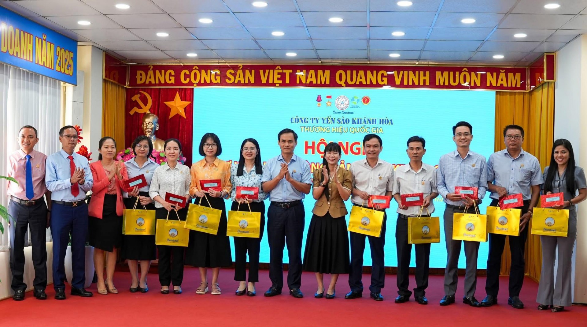 Lãnh đạo công ty khen thưởng các tập thể có thành tích trong sản xuất kinh doanh.
