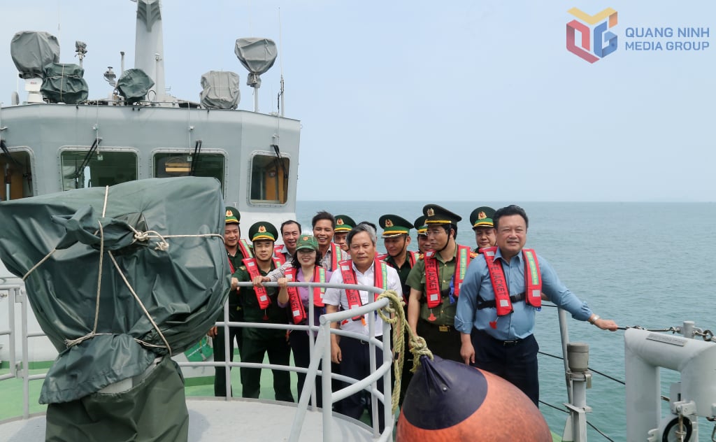 Đồng chí Vũ Đại Thắng, Ủy viên Trung ương Đảng, Bí thư Tỉnh ủy, Trưởng Đoàn ĐBQH tỉnh cùng đoàn công tác kiểm tra tuyến biên giới trên biển.