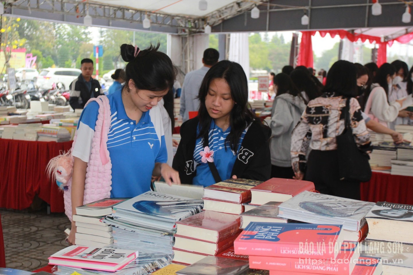 Schüler der Chu Van An High School for the Gifted nehmen am Buchfestival 2024 teil