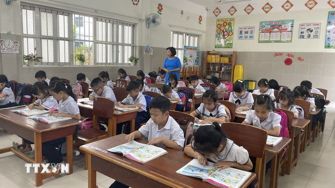 Le système d’établissements éducatifs du district est investi dans la construction. Actuellement, il y a 6 établissements d’enseignement dans le district. Classe à l'école primaire Cao Van Ngoc, district de Con Dao. (Photo : Huynh Son/VNA)