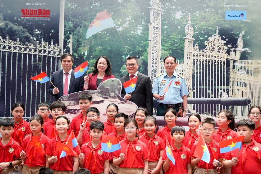 Triển lãm thu hút sự quan tâm của các vị lãnh đạo, các nhân chứng lịch sử và hàng trăm các em nhỏ. (Ảnh Thế Đại)