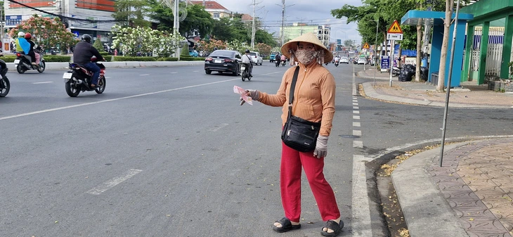 bán vé số dạo - Ảnh 1.