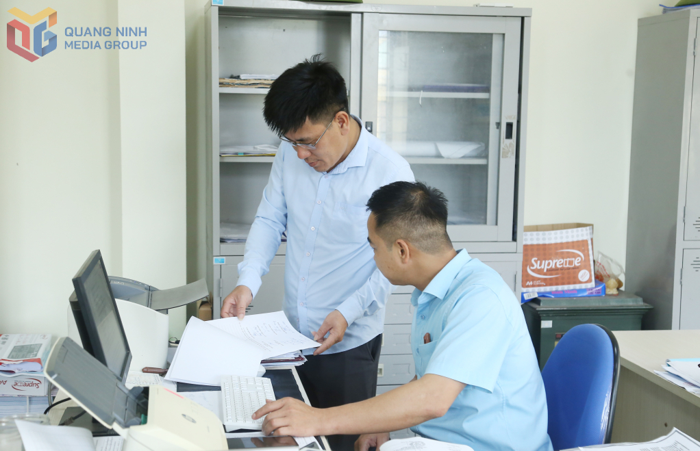 Phó Chủ tịch HĐND thị trấn Ba Chẽ Đoàn Trọng Hiếu (huyện Ba Chẽ) trao đổi công việc với cán bộ, công chức của thị trấn.
