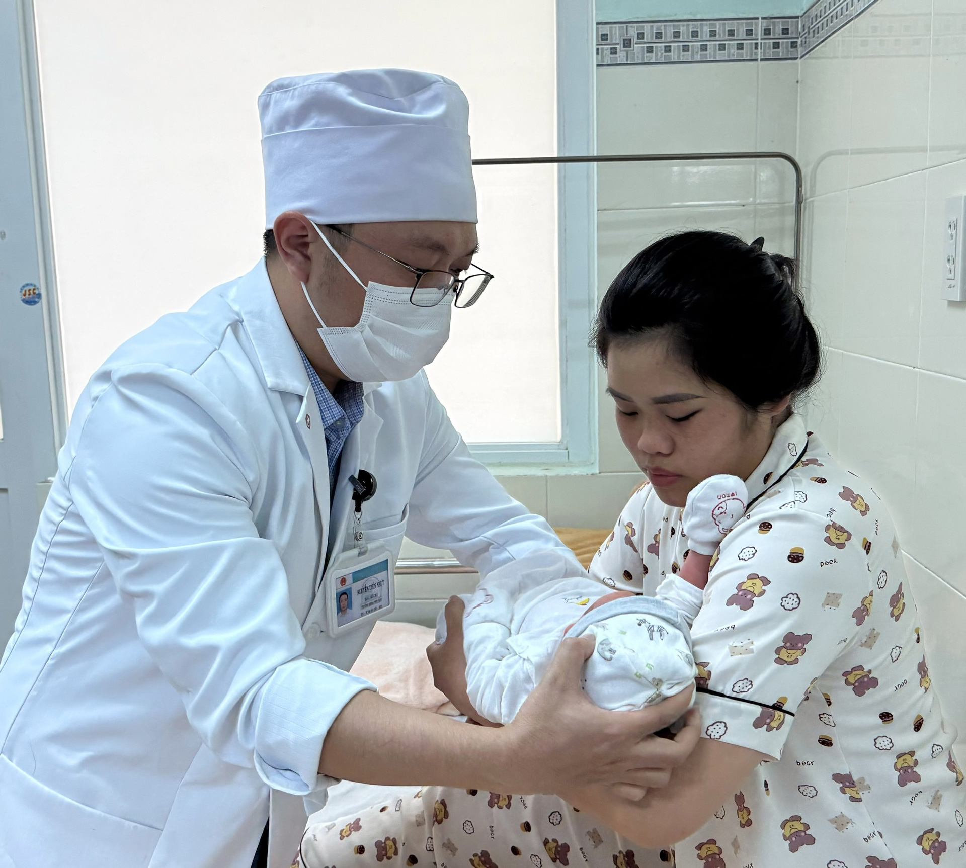 전문의 I Nguyen Tien Nhut - 람동2병원 산부인과 과장이 병원에서 신생아를 돌보는 방법에 대해 산모들에게 안내합니다.