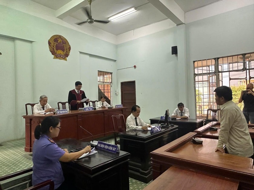 តុលាការប្រជាជនស្រុក Hoc Mon បានកាត់ទោសលោក Truong Van Tuan ឱ្យជាប់ពន្ធនាគាររយៈពេល 10 ឆ្នាំ 6 ខែពីបទរក្សាទុកដោយខុសច្បាប់នូវប្រភេទសត្វព្រៃកម្រ និងជិតផុតពូជ។ ប្រភព៖ ENV